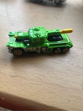 2011 HOT WHEELS INVADER VICTORY UPRISING GREEN 1:64 DIECAST 3 1/4" TANK VEHICLE